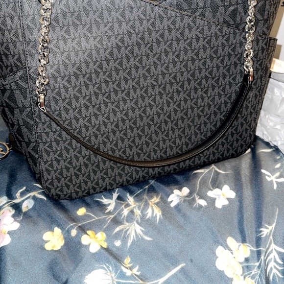 Micheal Kors Black Purse - Picture 7 of 7